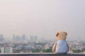 Allein sitzender Teddybär – Symbol für Trauer bei Kindern - wenn Kinder trauern