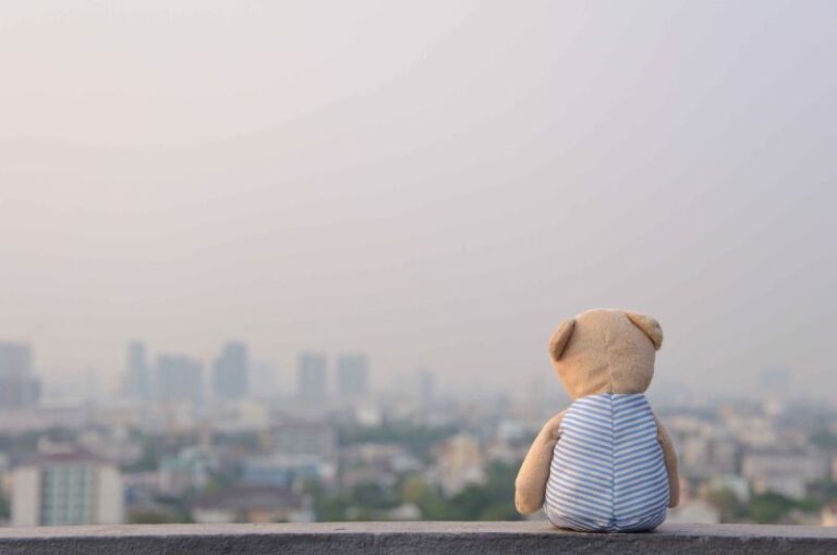 Allein sitzender Teddybär – Symbol für Trauer bei Kindern - wenn Kinder trauern