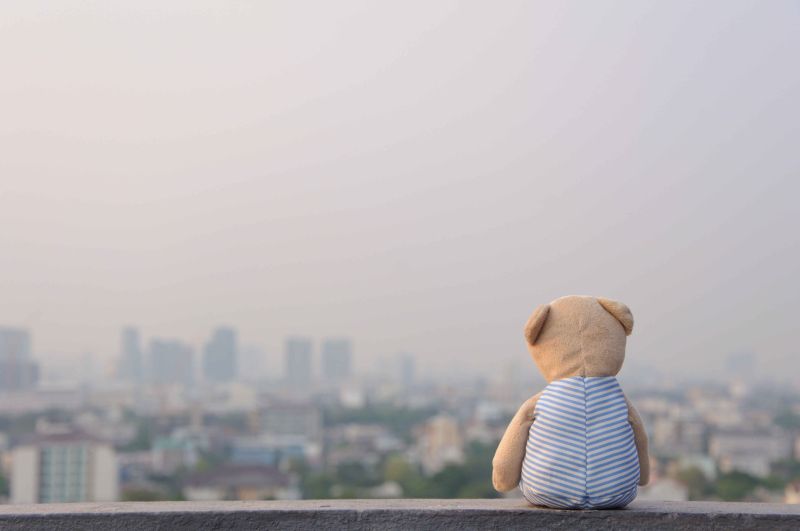 Allein sitzender Teddybär – Symbol für Trauer bei Kindern - wenn Kinder trauern