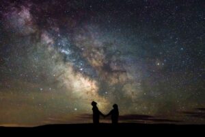 Sternenhimmel mit zwei Silhouetten – Symbol für den Abschied eines Sternenkindes