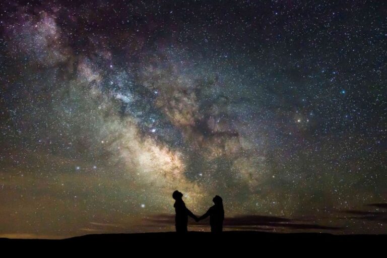 Sternenhimmel mit zwei Silhouetten – Symbol für den Abschied eines Sternenkindes