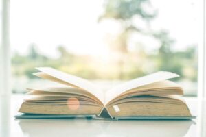 Aufgeschlagenes Buch – Symbol für persönliche Trauerrede und Lebensbeschreibung