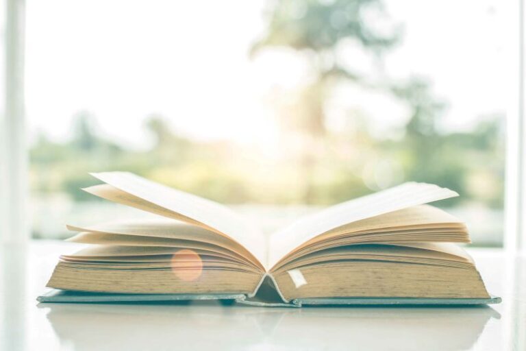Aufgeschlagenes Buch – Symbol für persönliche Trauerrede und Lebensbeschreibung