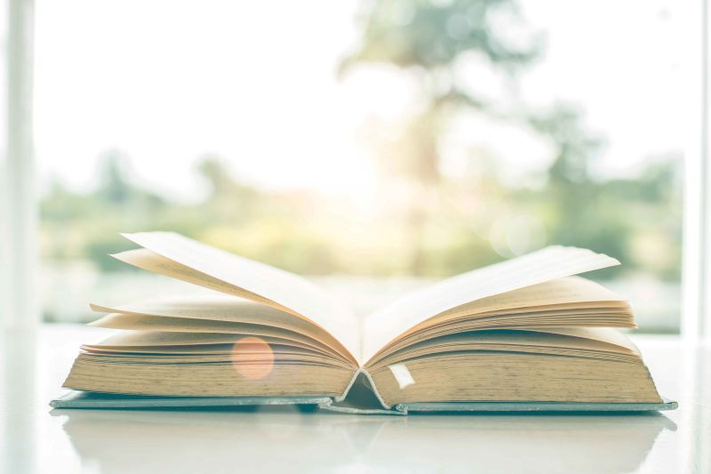 Aufgeschlagenes Buch – Symbol für persönliche Trauerrede und Lebensbeschreibung