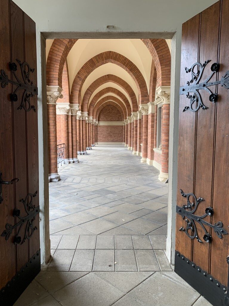 Blick auf die Arkaden von der Aussegnungshalle aus - Grazer Zentralfriedhof