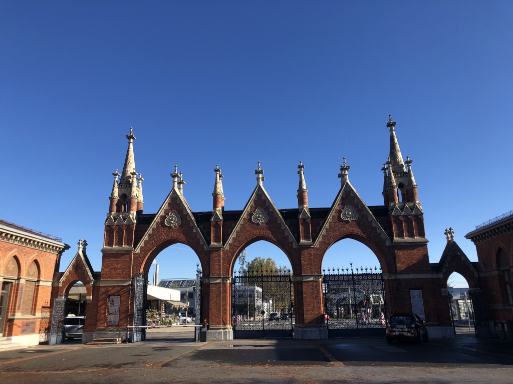Das historische Portal am Haupteingang des Grazer Zentralfriedhofs (Triester Straße)